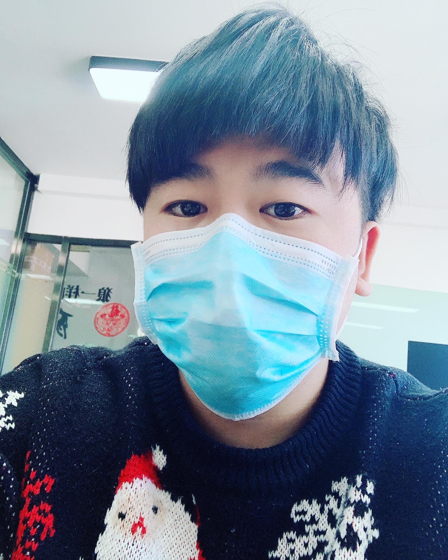 过了好久,终於自己把头发剪了! 看起来还不错哦