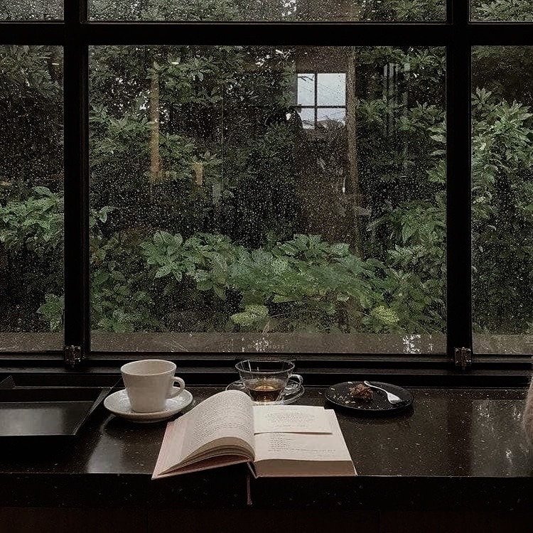 阴雨天坐在家里或者咖啡馆窗前喝一杯咖啡,听一首歌,看一部电影