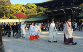 日本明治神宫偶遇大户人家举行传统“神前式”婚礼