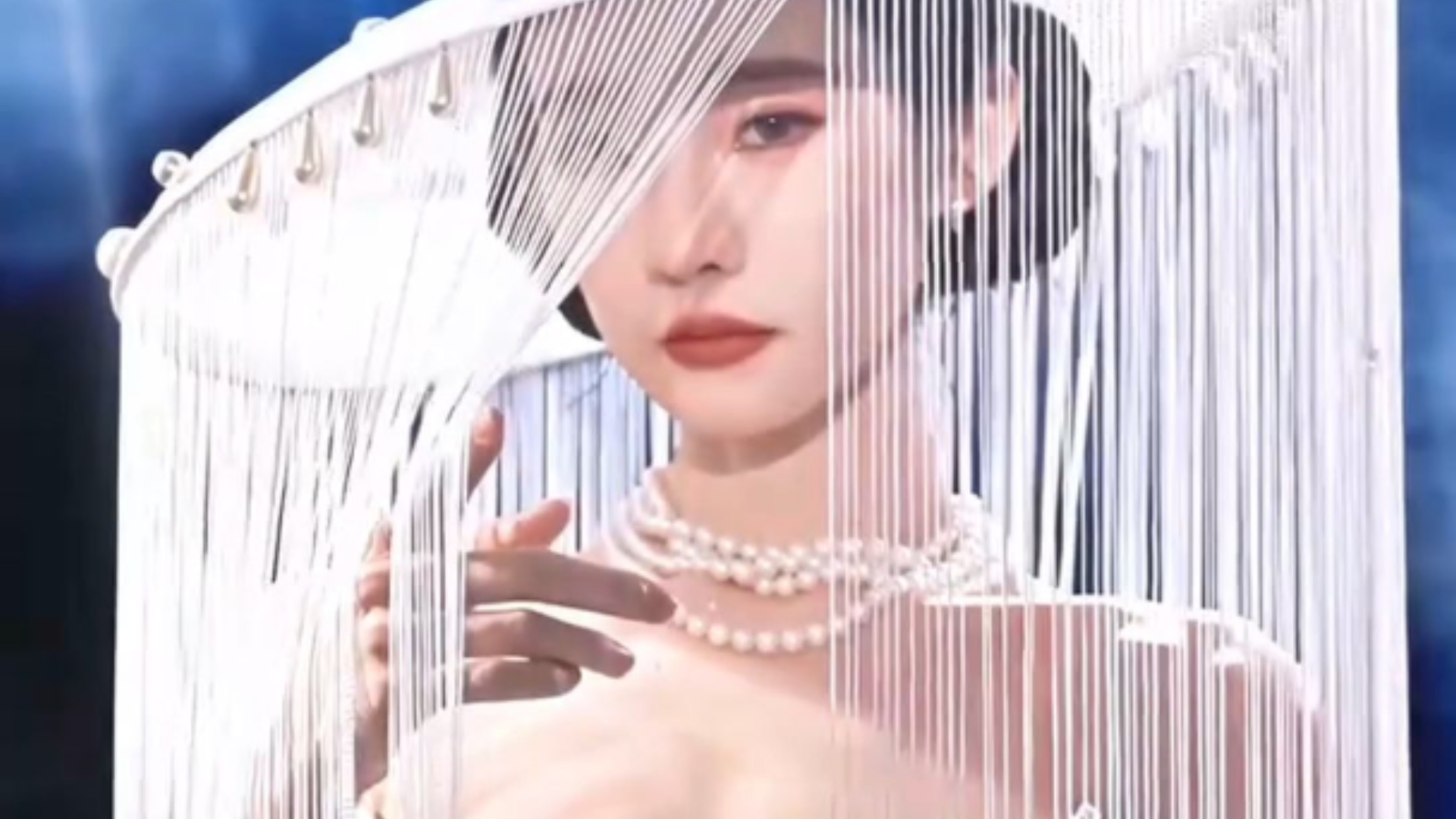 【张艺凡】立体头饰+抹胸白纱裙，丰满身材凸显