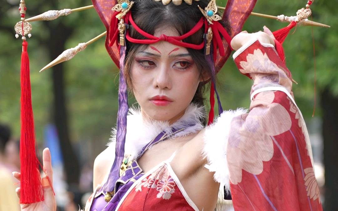 Painting Jianghu's bad guy female emperor cos] - You are a cat, why do you love to eat apples?