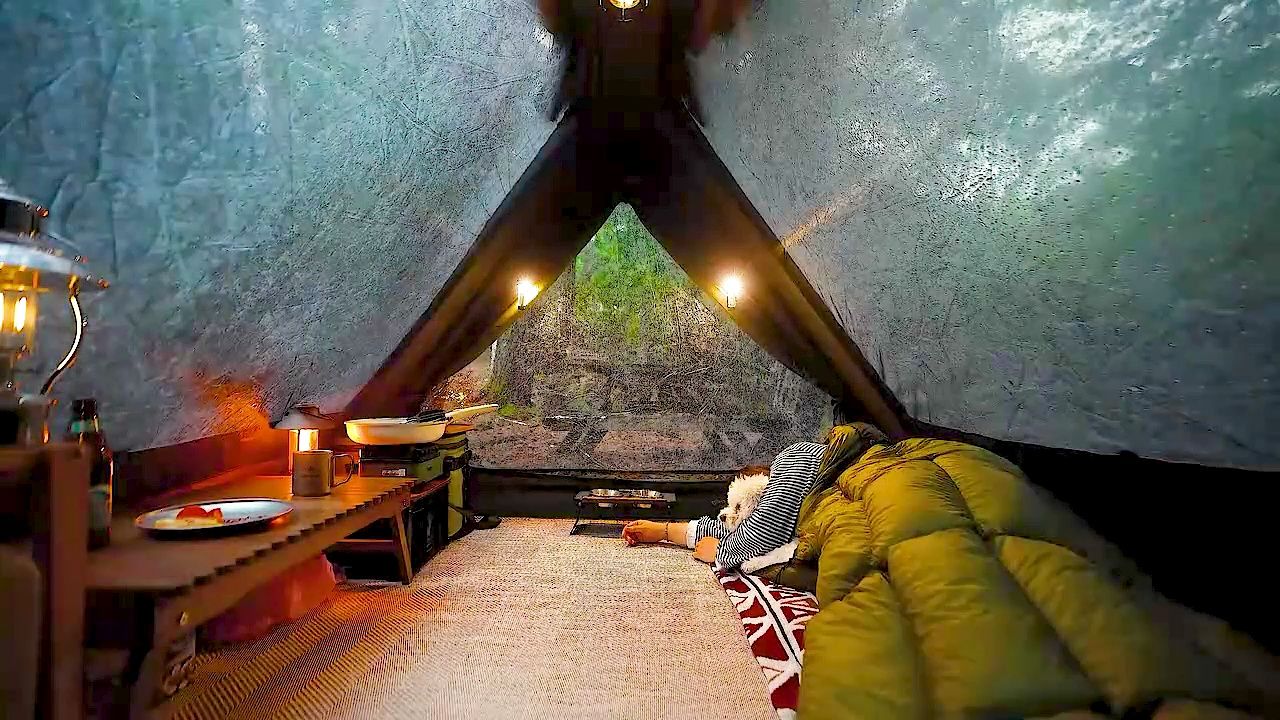 户外露营遇见大暴雨，带着小三角帐篷在露营地享受美食#露营