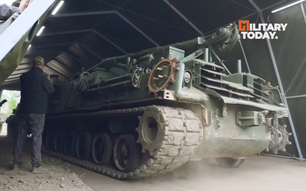 震惊美国！！俄罗斯军方展示缴获的两辆美国装甲车