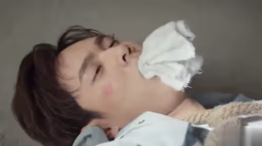 虐剪,帅哥被捂晕,绑架,被踹倒棍子打