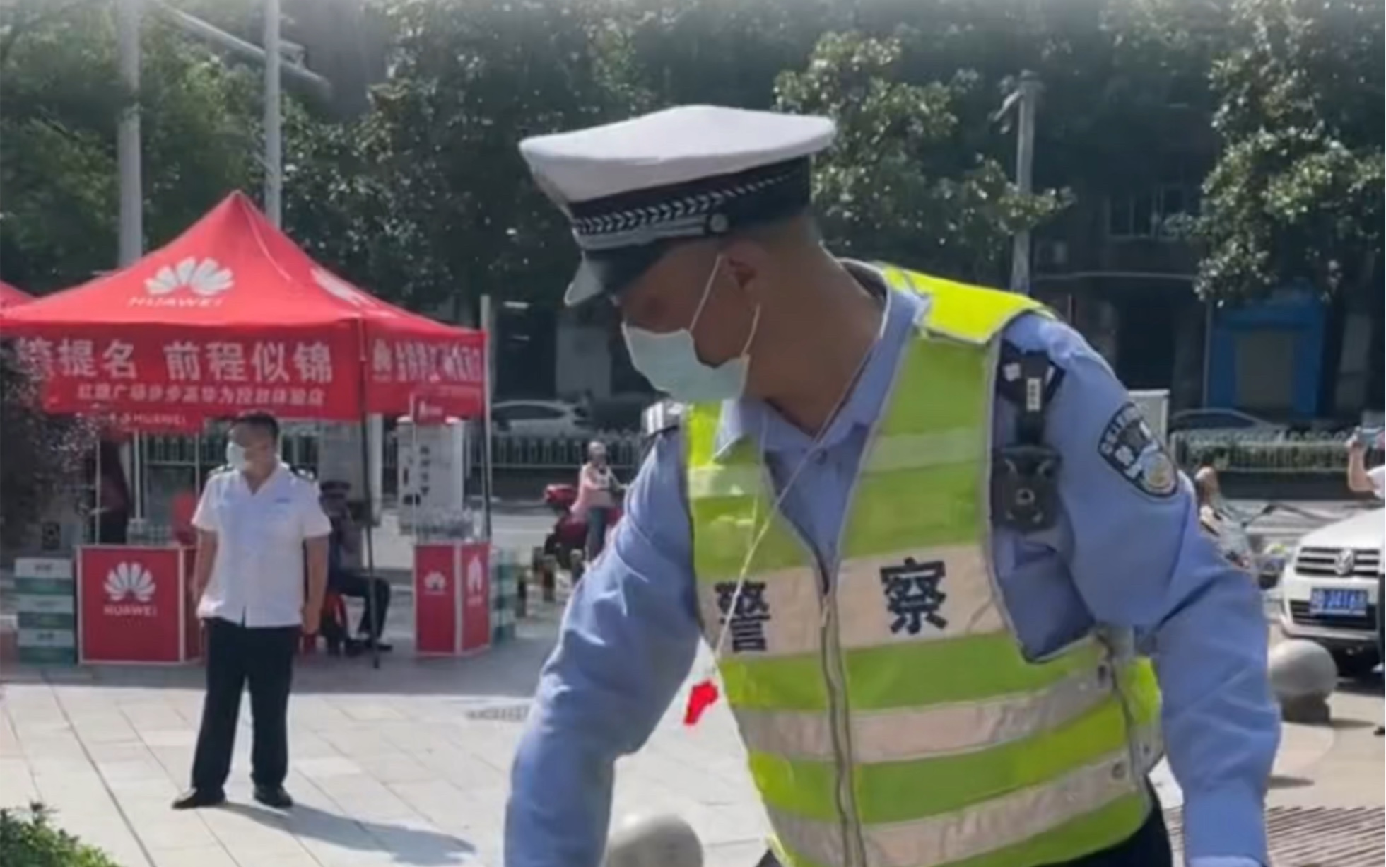 6月7日，湖南株洲。一名60岁交警为高考延期三天退休，“站好这最后一班岗我就退休了”。#2022高考护航