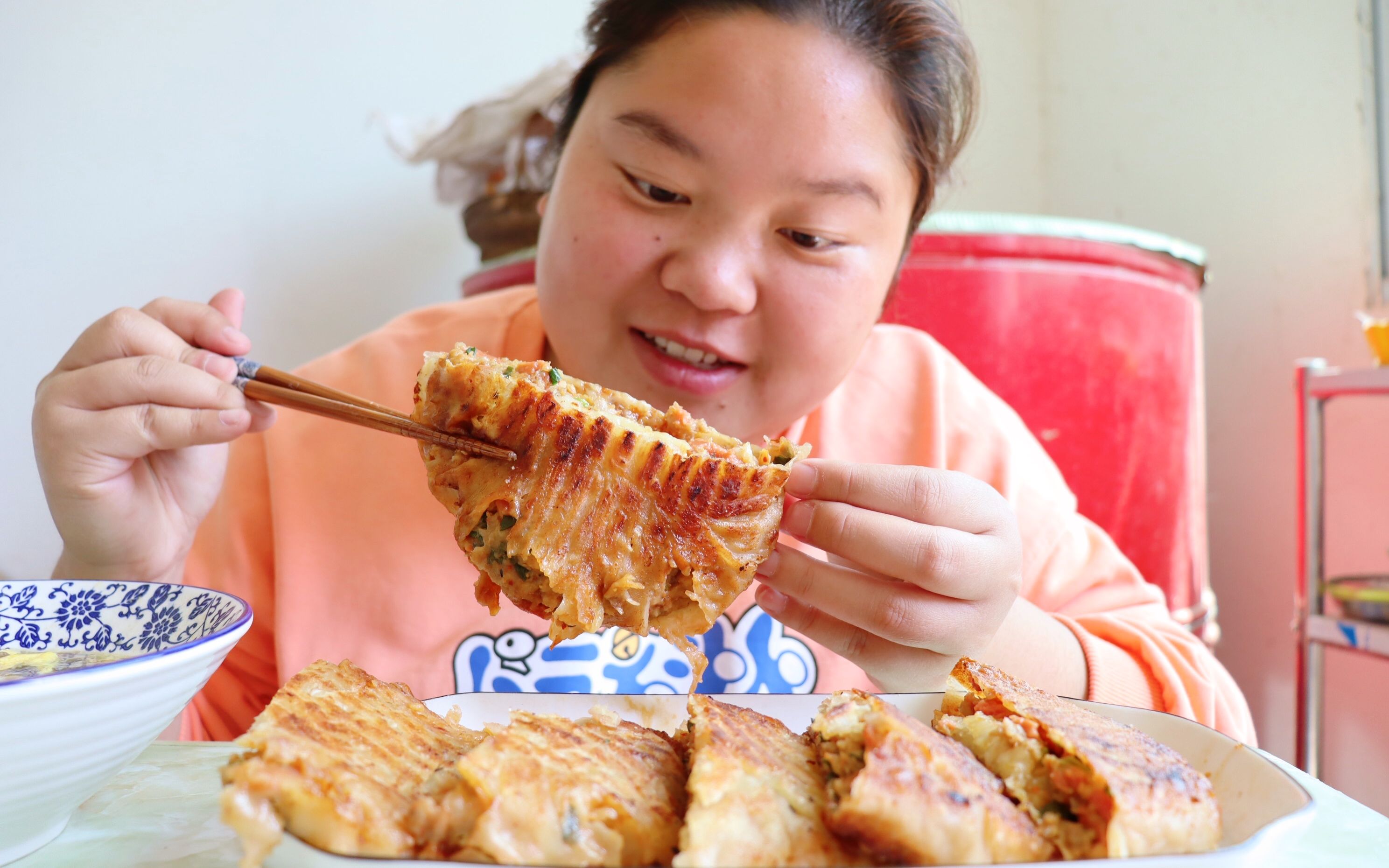 小婷用手抓饼皮做大肉饼，真是“十里飘香”，太好吃了