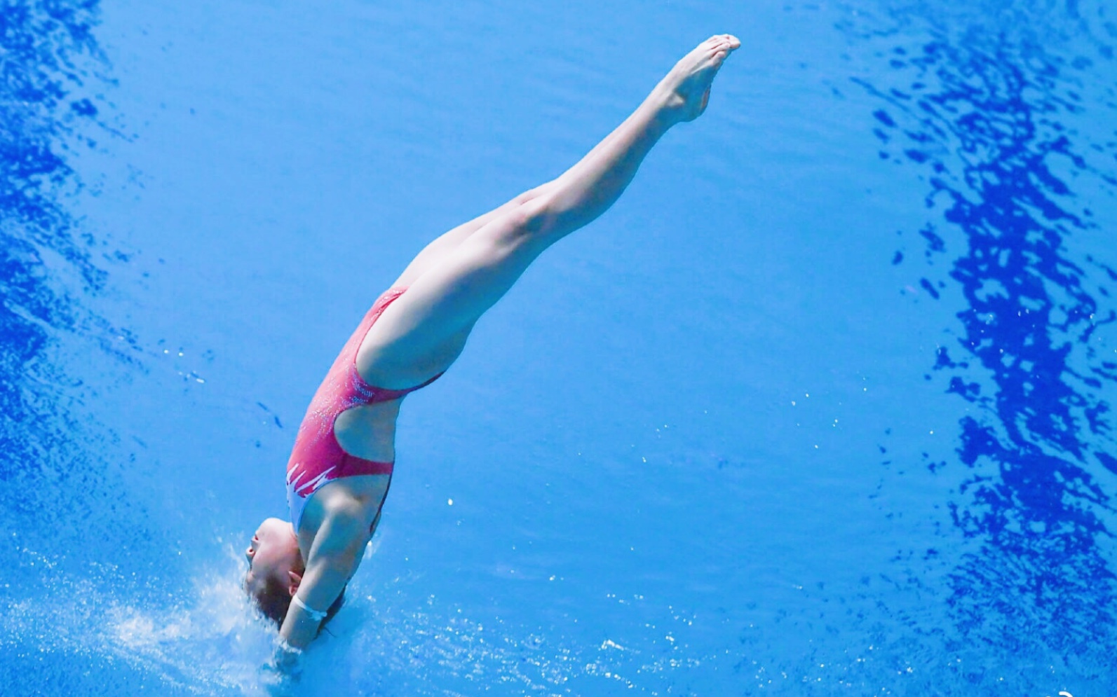 全国跳水冠军赛|女子10米台全红婵爆冷摘金_张家齐