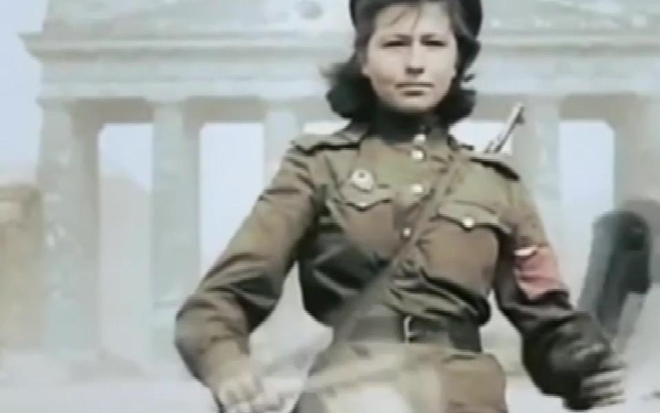 【历史影像】勃兰登堡门前指挥交通的苏联女兵