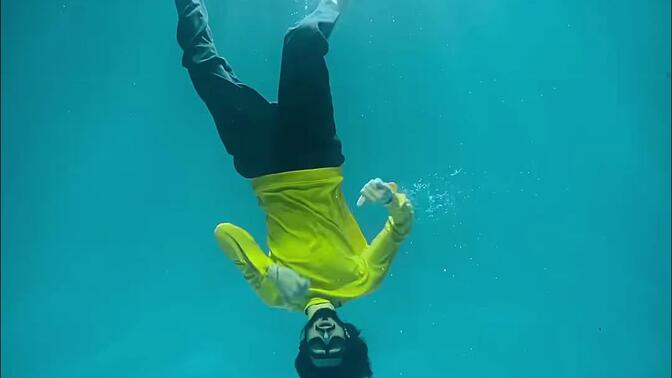 印度水下舞蹈家 Jaydeep Gohil   肢体控制能力确实非常强悍