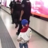 一小男孩正跟着特警“巡逻”，上演有爱暖心一幕