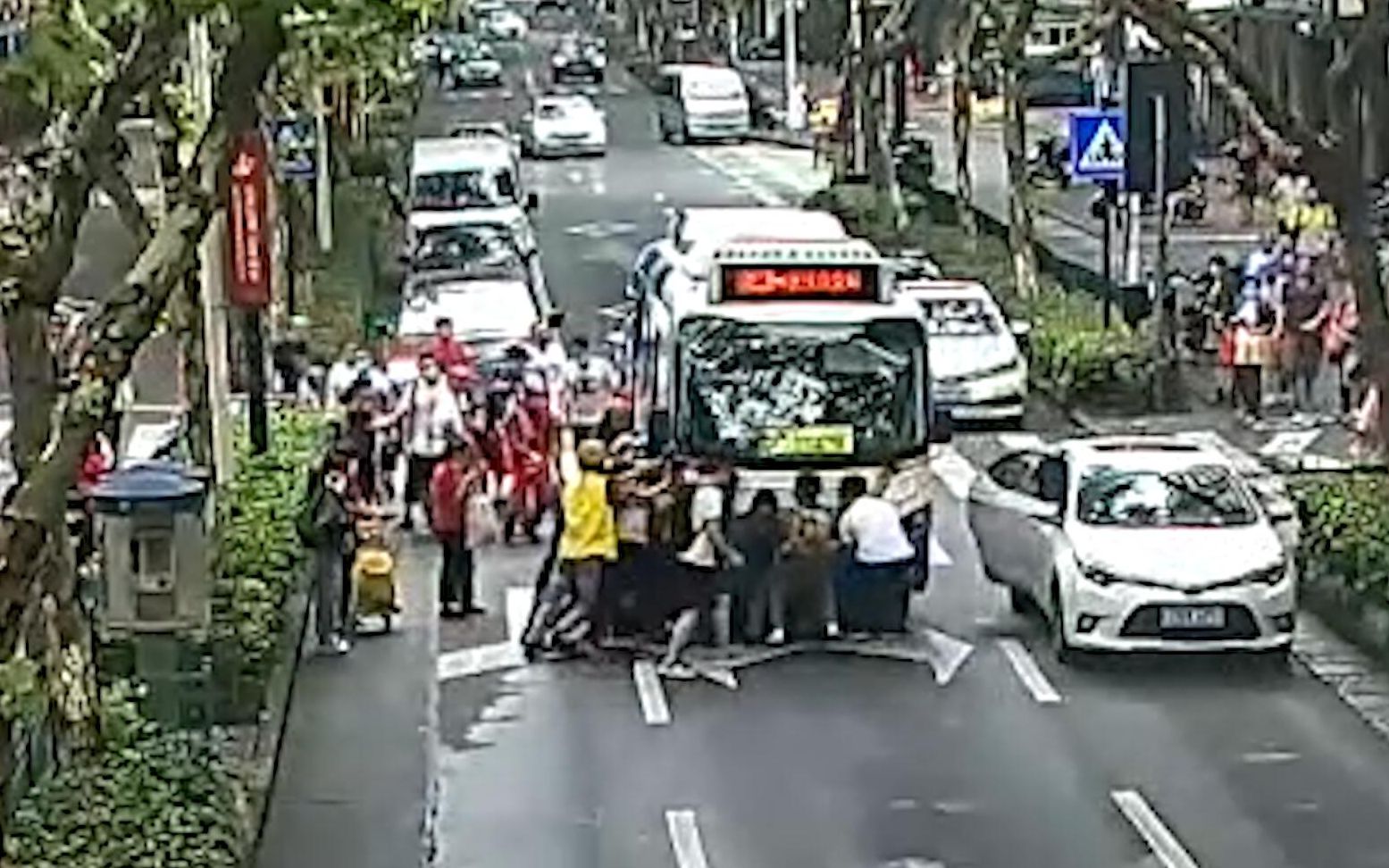 杭州街头上演感人30秒！女子被卷入公交车底 市民合力抬车救人