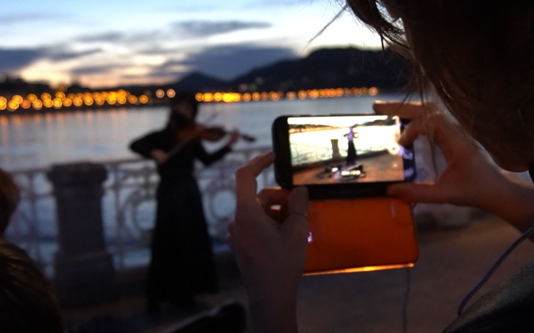 我在西班牙海边小提琴即兴《Lovely》，围观人太多把摄影师挤出去了
