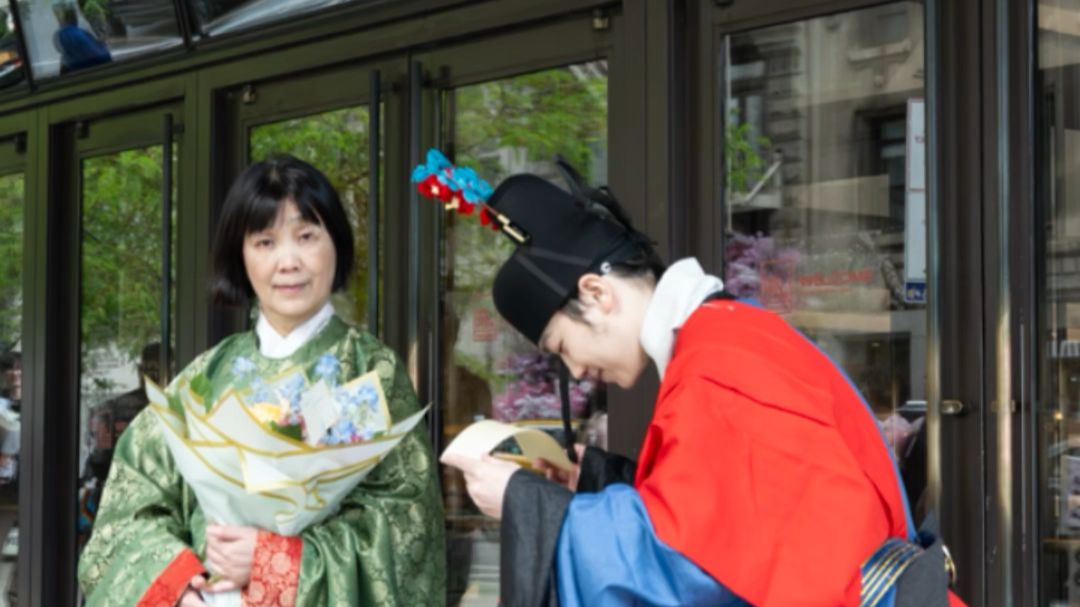 你问我有多张扬？ 敢在全美国第一的服装学院帕森斯设计学院毕业典礼上不穿学士服而穿汉服毕业