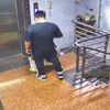 女子遭遇男子尾随回家，等电梯时多次被猥亵，多亏路人搭救