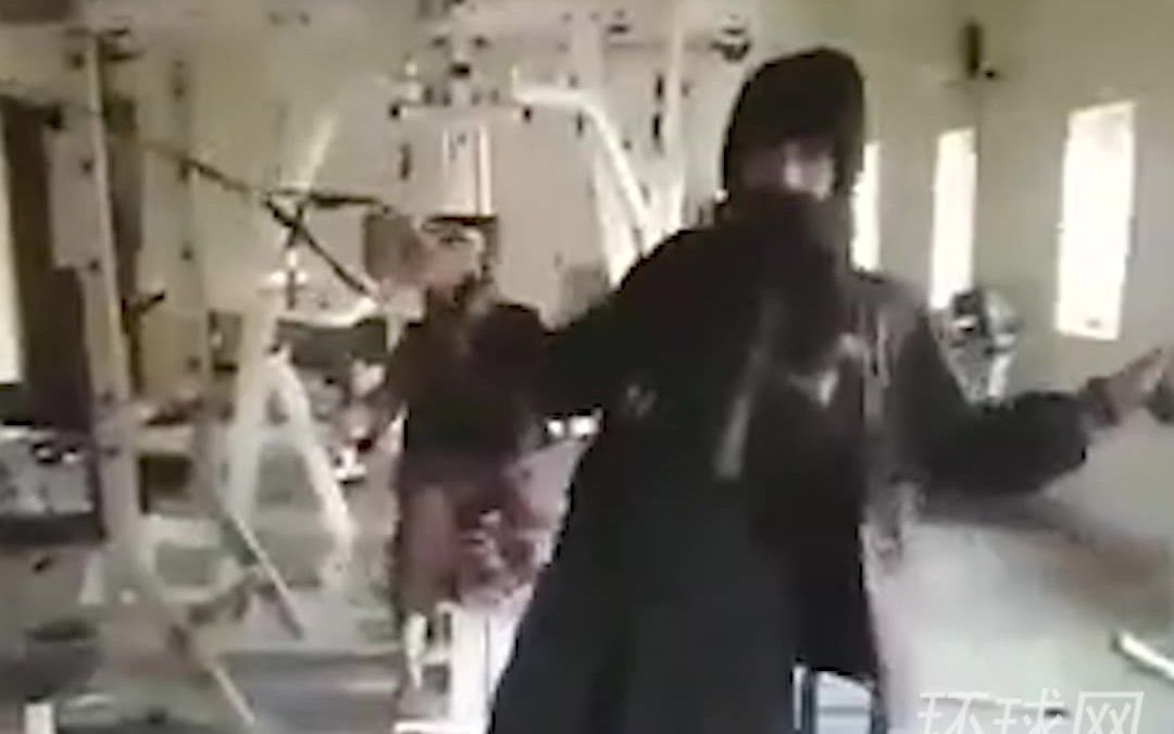 塔利班在美军基地健身房疯狂“健身”，每样器材都玩一遍，表情十分兴奋