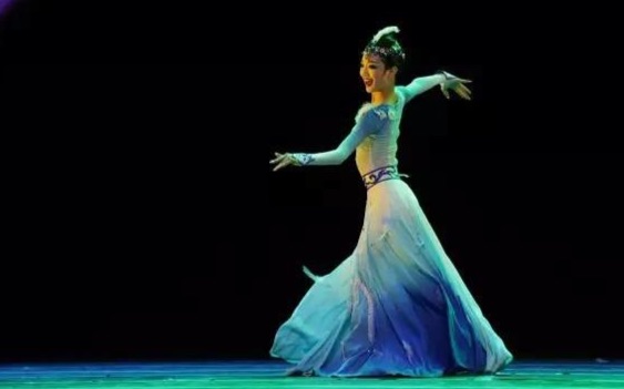 【民族民间舞】女子十一桃独舞《寂静的草原》_三次元舞蹈_舞蹈_bilibili_哔哩哔哩