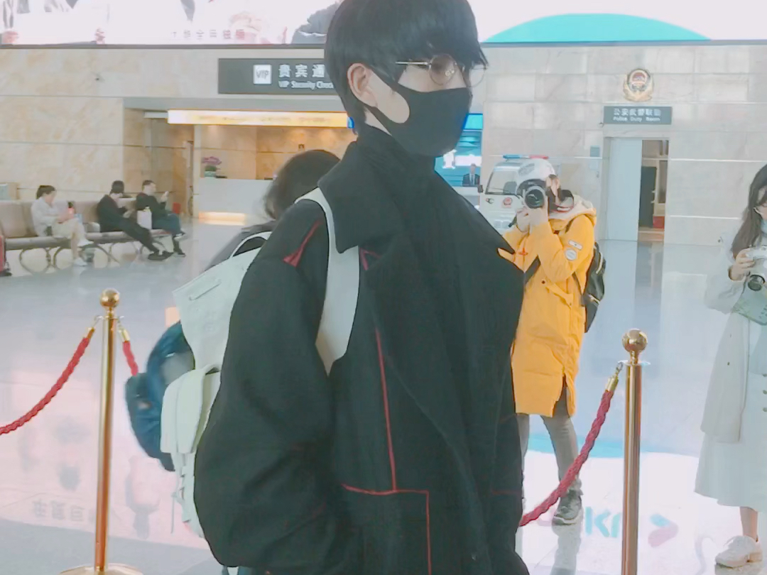 于朦胧 2019.11.20被问到鞋子大了吗？也只能是笑笑回答嗯有点。被问到去哪了，说最近都在山里，哪个山在暗示什么吗？