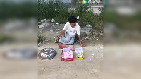 老总救乞丐视频_乞丐要饭图片