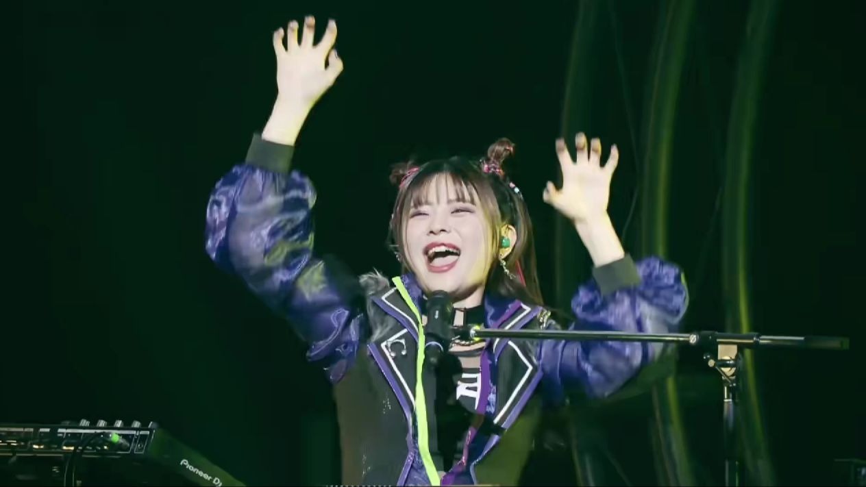 千！客！万！来！进来享用RAS纯冰！前奏一响我就知道我出不去了！大姐头依旧稳定发挥，牙白RAP和肢体动作拉满，千！客！万！来！