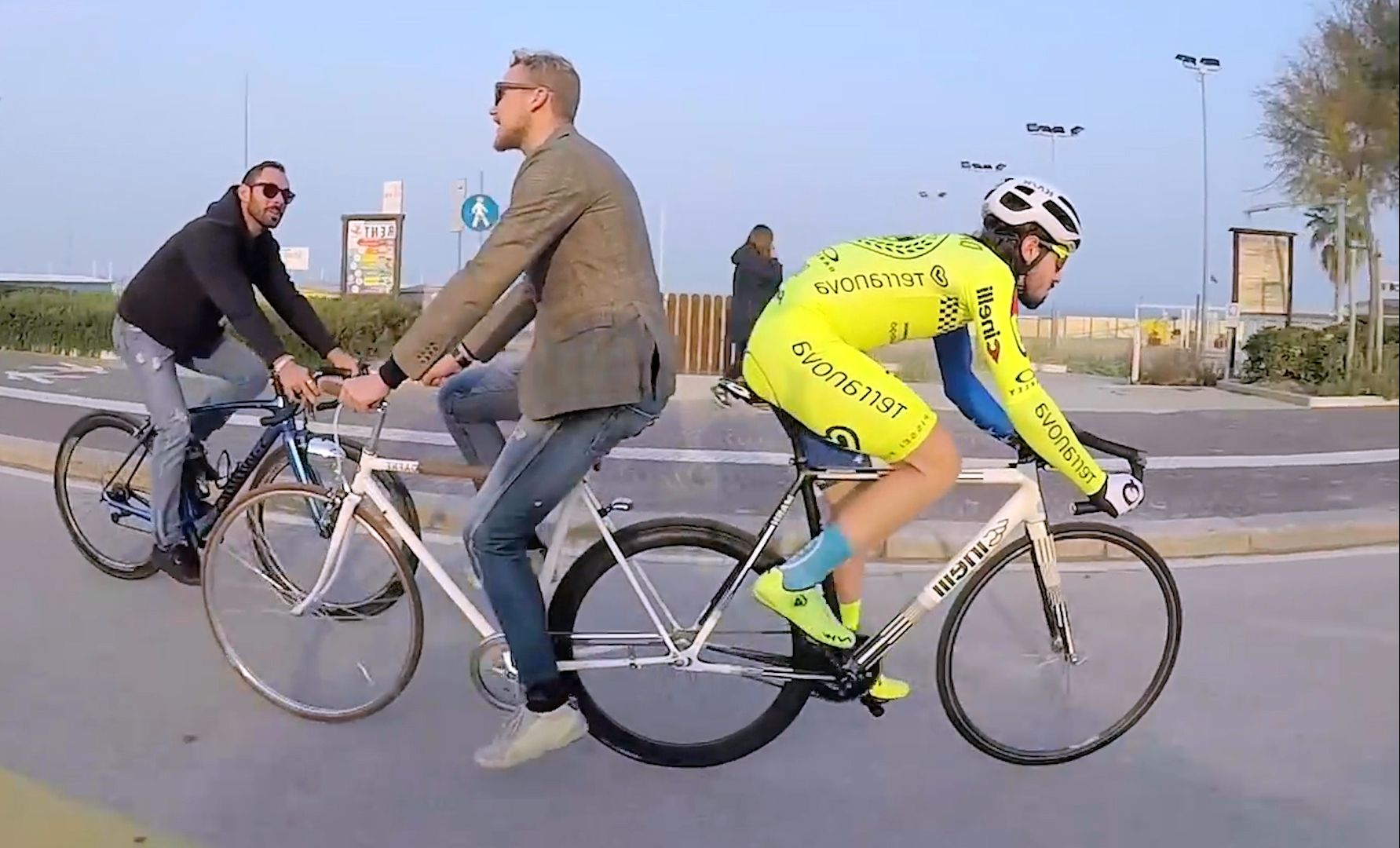 不可思议的双头自行车，两人背对背反向骑行，怎么做到的？
