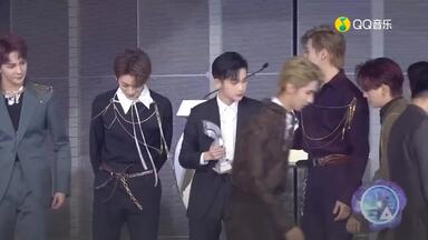 <em class="keyword">周震南</em>拿不动奖杯弯了下腰，<em class="keyword">RISE</em>集体鞠躬现场