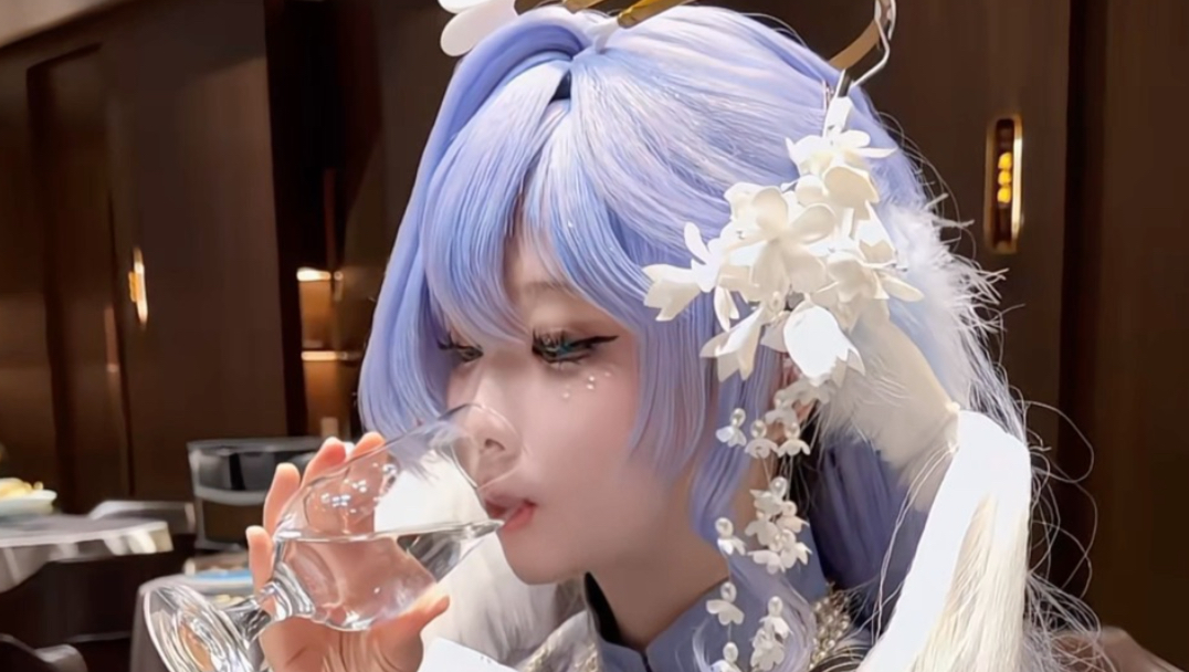 澄清：是吃咸了不是在喝白的