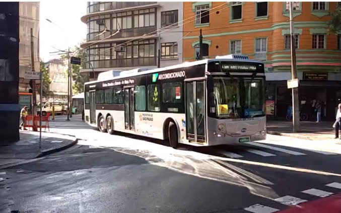 比亚迪k10纯电动巴士公交车在巴西圣保罗街头