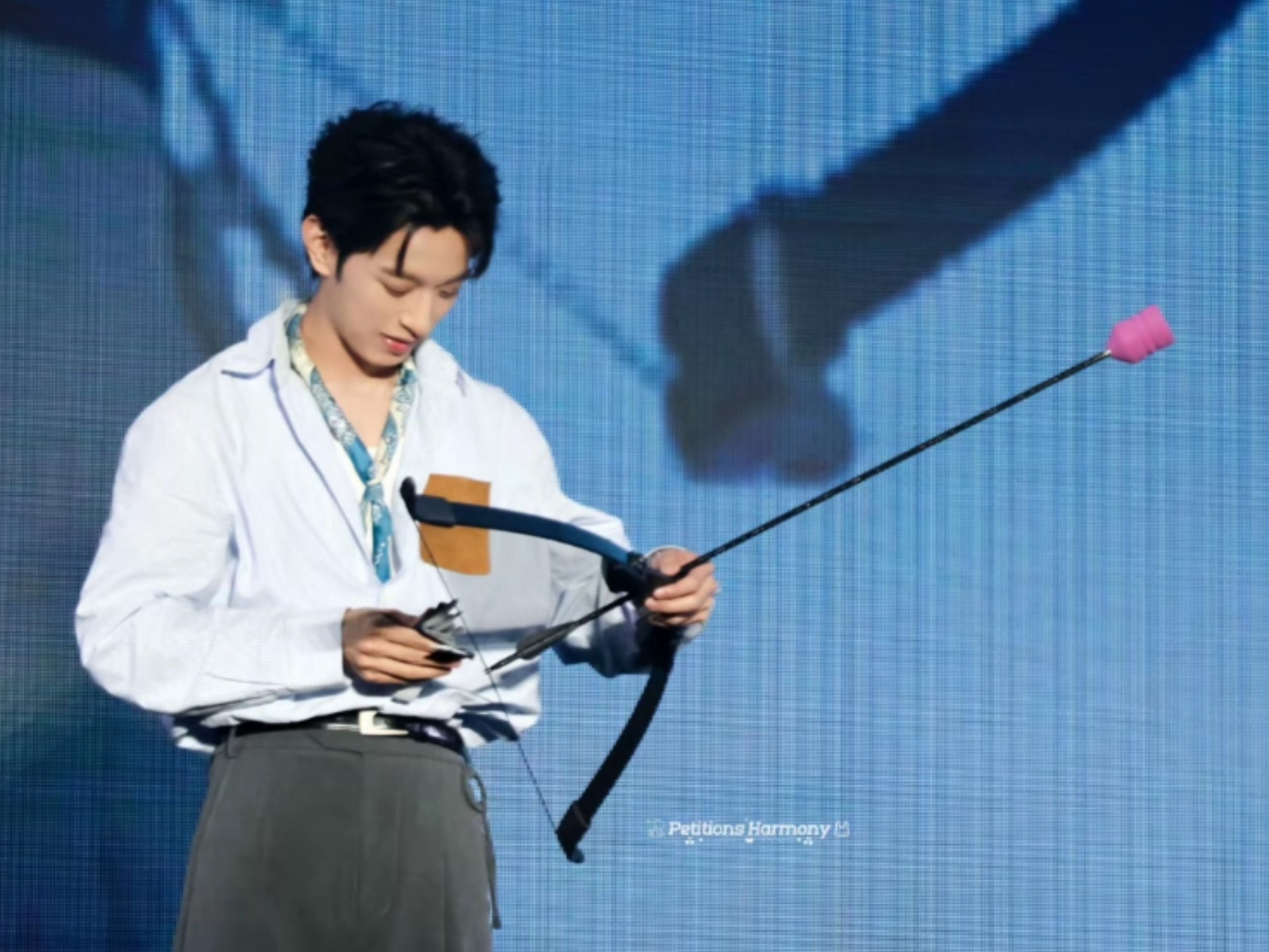 “喜欢照片还是喜欢拍照片的人，都会”，我要爱死这个主持人了，太会说了，乐乐们嘴皮子都没咋动就吃到糖了，沛恩妈咪呐~就是这么大大方方的给乐乐们做饭～