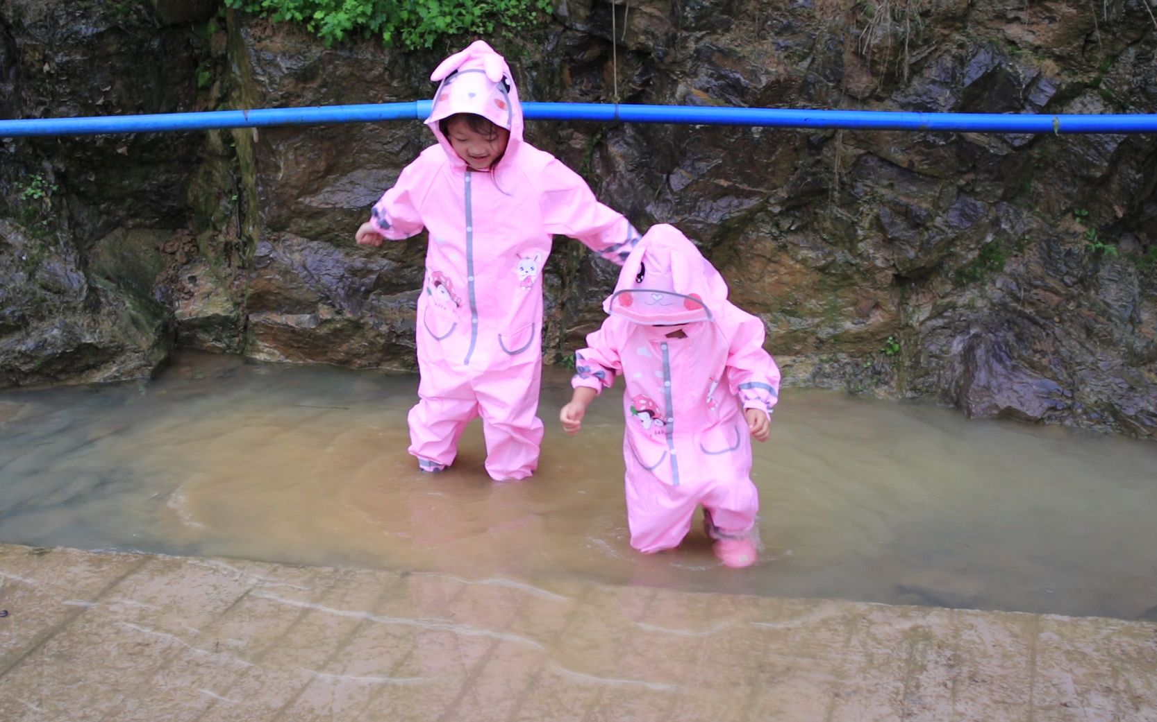 重庆最近都是雨水,孩子妈早有准备,让两宝全副武装跳泥坑去哔哩哔哩bilibili