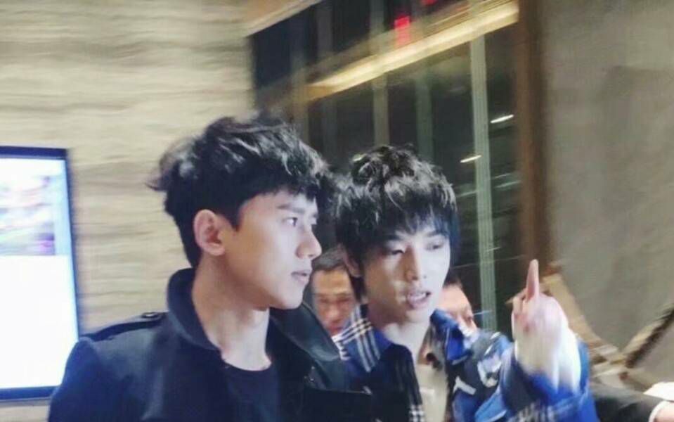 华晨宇和张杰抓娃娃哈哈哈哈俩个超会唱歌的小哥哥真是童心未泯啊