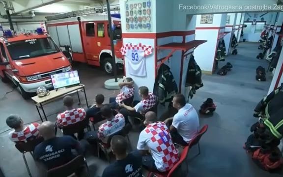 克罗地亚消防员在世界杯半决赛克罗地亚队点球前几秒迅速出警