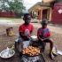 非洲孩子第一次吃红烧肉，一口一大块，满嘴流油，看着真解压