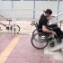 老外在中国体验残疾人的一天，寸步难行几乎崩溃