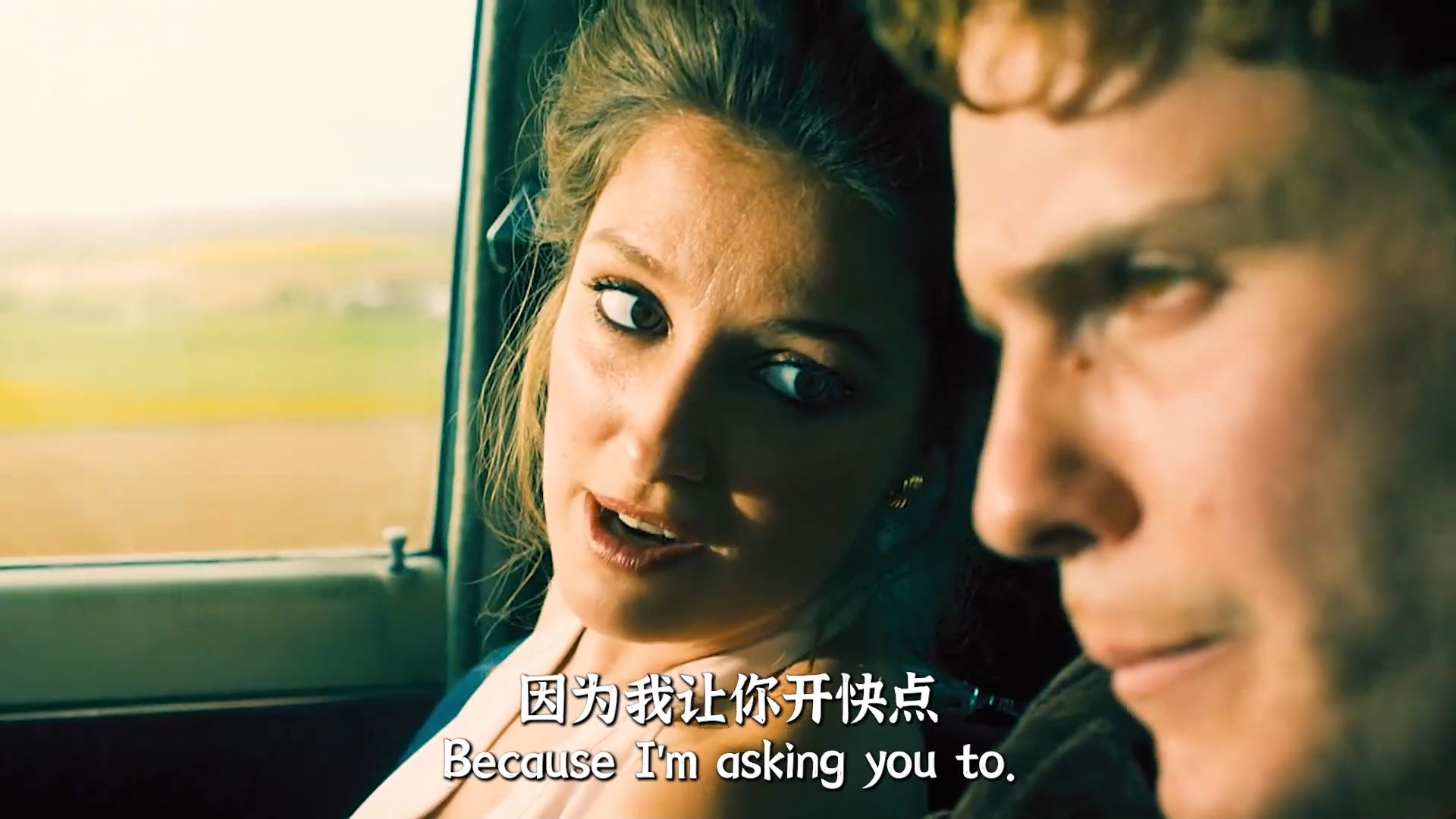 他和陌生女孩约会，车子却抛锚乡间小路，只能拦下顺风车《极速风流》