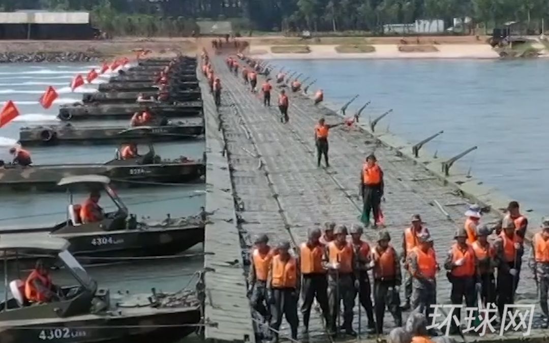 遇水架桥！第83集团军某工程防化旅演练“渡河战斗”，数十分钟便架起一座300多米长的钢铁浮桥