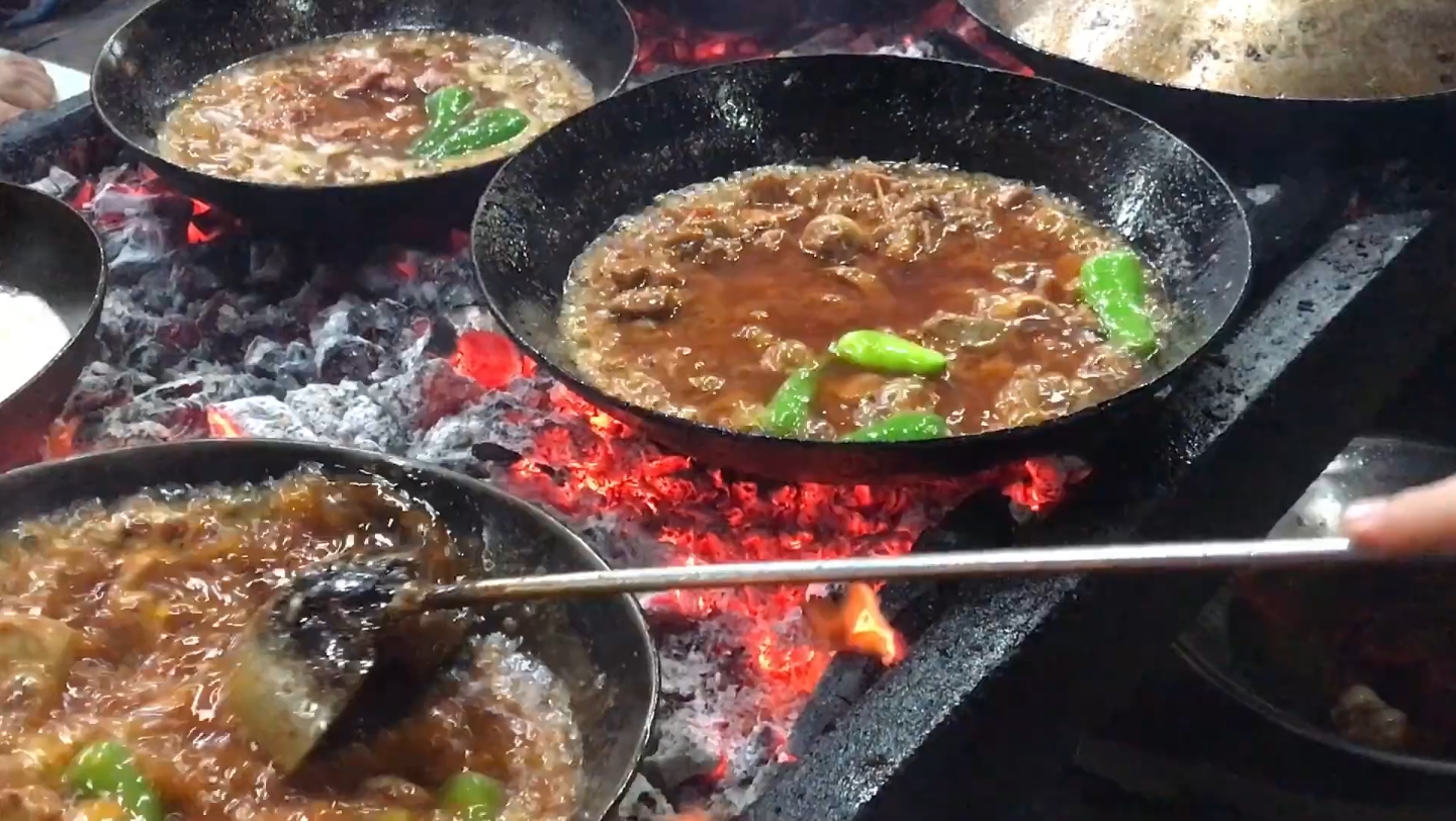 【路边摊】巴基斯坦街头碳火铁锅炖肉！看着都香