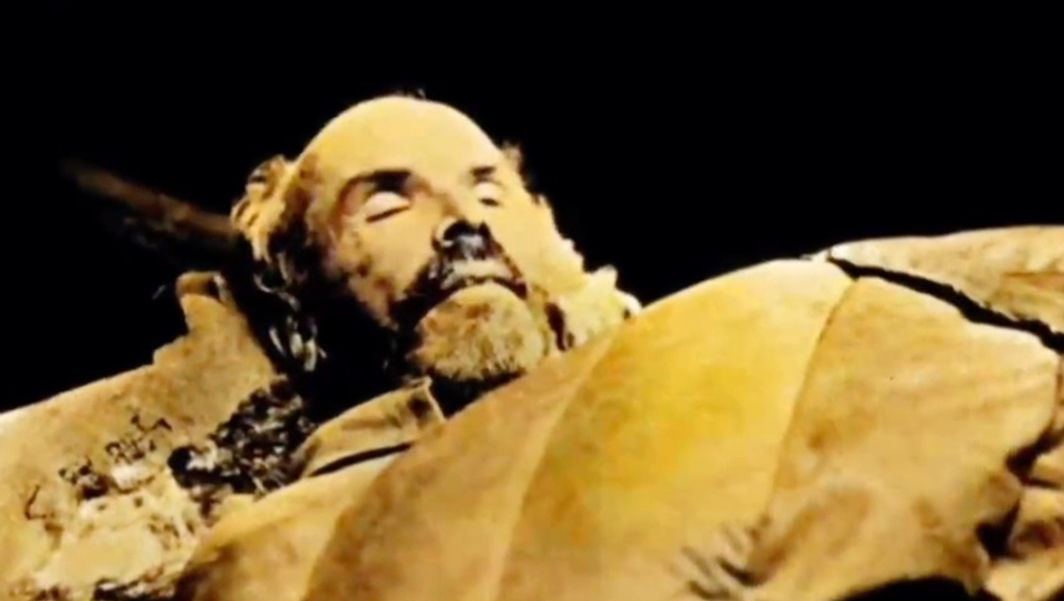 1939年白求恩去世真实影像，聂荣臻在一旁难掩悲痛之情