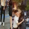 小24岁妹妹跟女朋友争宠，哥哥左边哄完右边跑，一旁妈妈乐开花