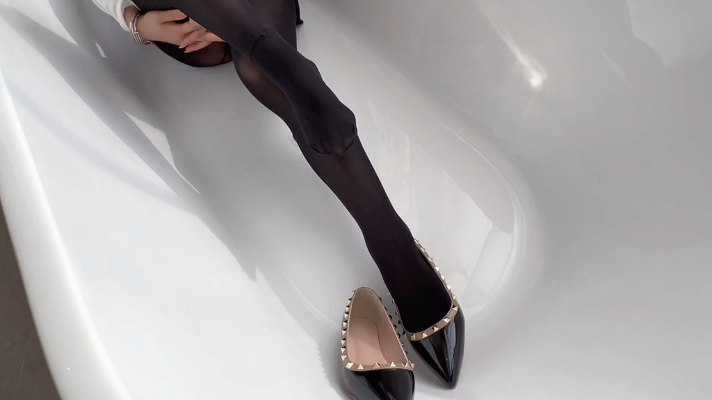 Thick black or with flats