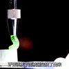 仔细看这个男人的手指，轻轻往回一弯，牙膏就从下面被隔空挤了出来，镜子上的数字瞬间被减少，而这些数字可都是男人的钱