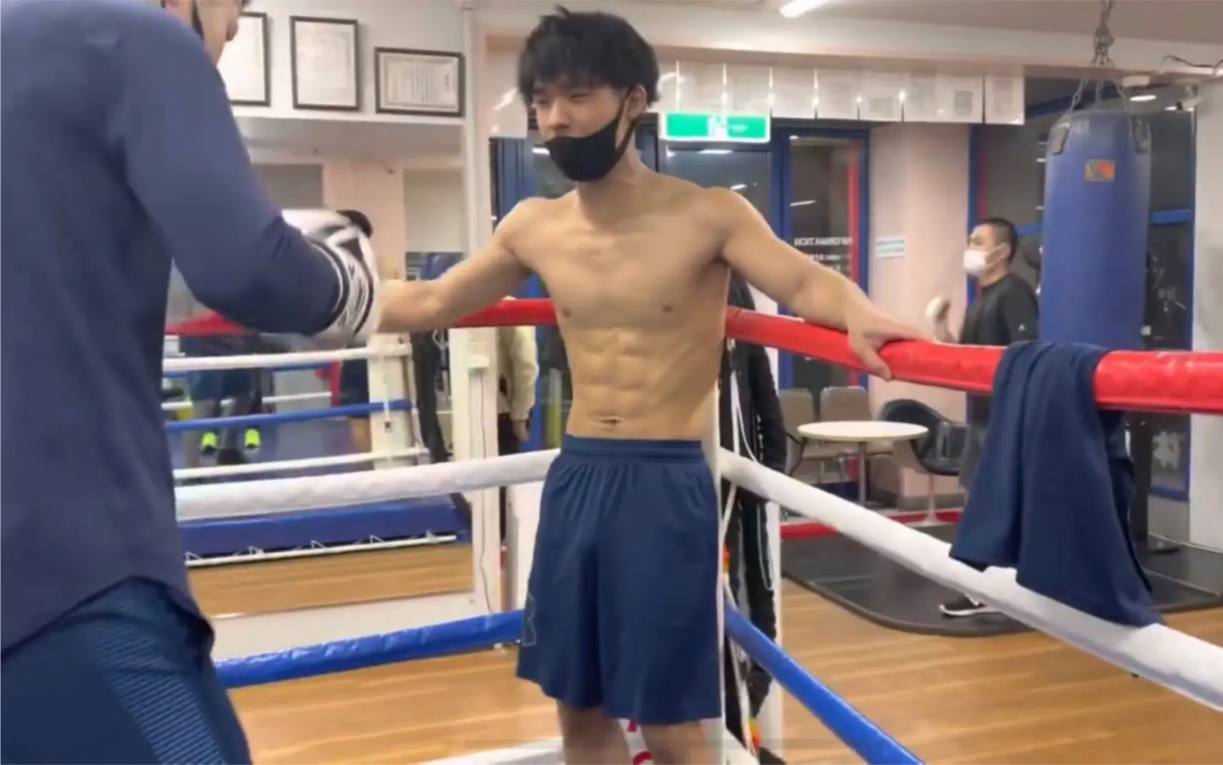 拳击运动员腹部抗击打训练日常，体育生腹肌抗击打