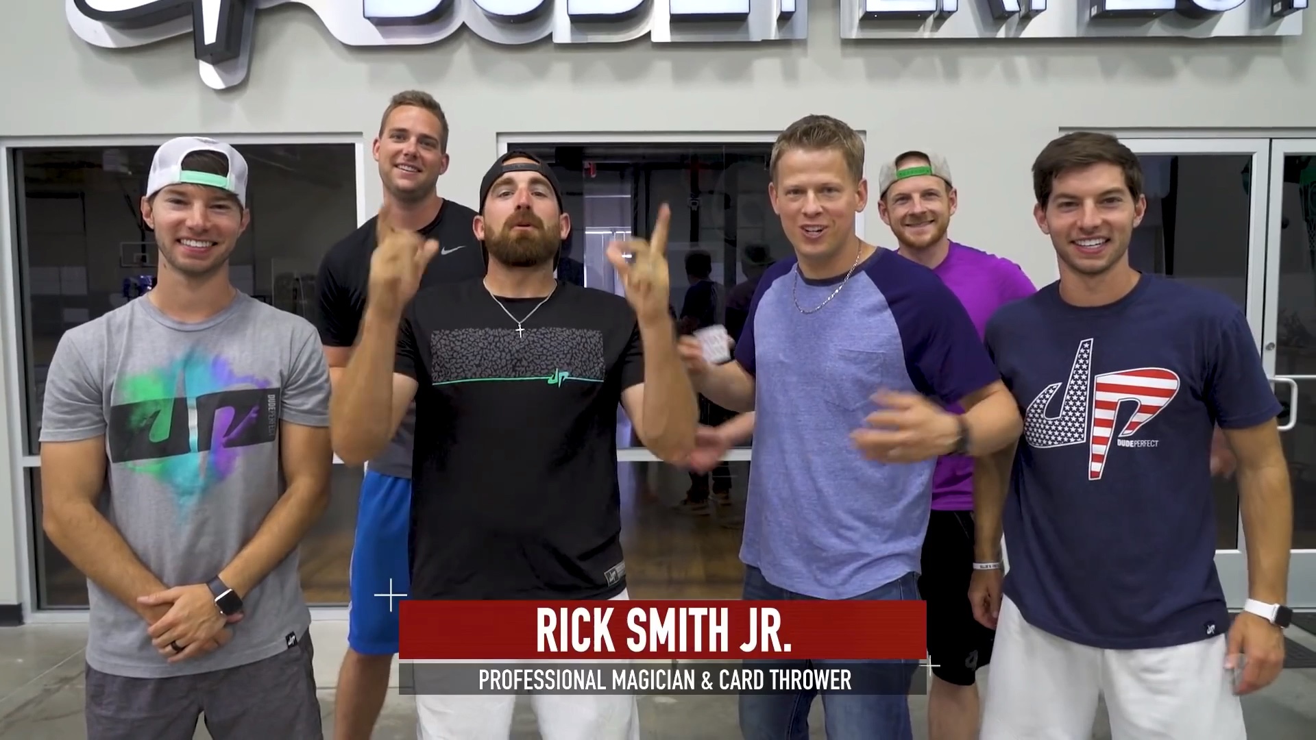 Dude Perfect_Card Throwing Trick Shots扔牌绝招 最佳拍档视频_哔哩哔哩_bilibili