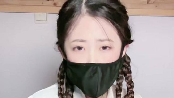 口罩妹妹怎么一脸难受呼吸急促啊