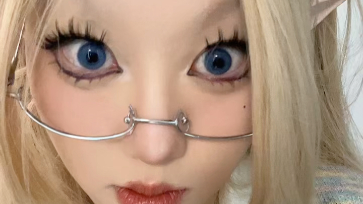 ! All come in to see my new lashes!