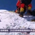 中国登山队正在给珠峰测量高度