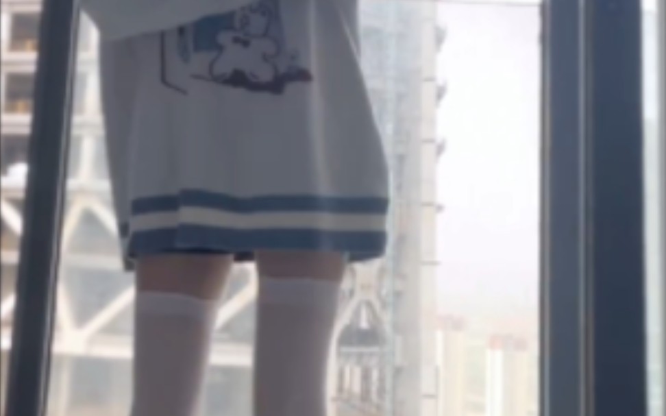 If you like to see the white silk over the knee, you can deduct a 1.