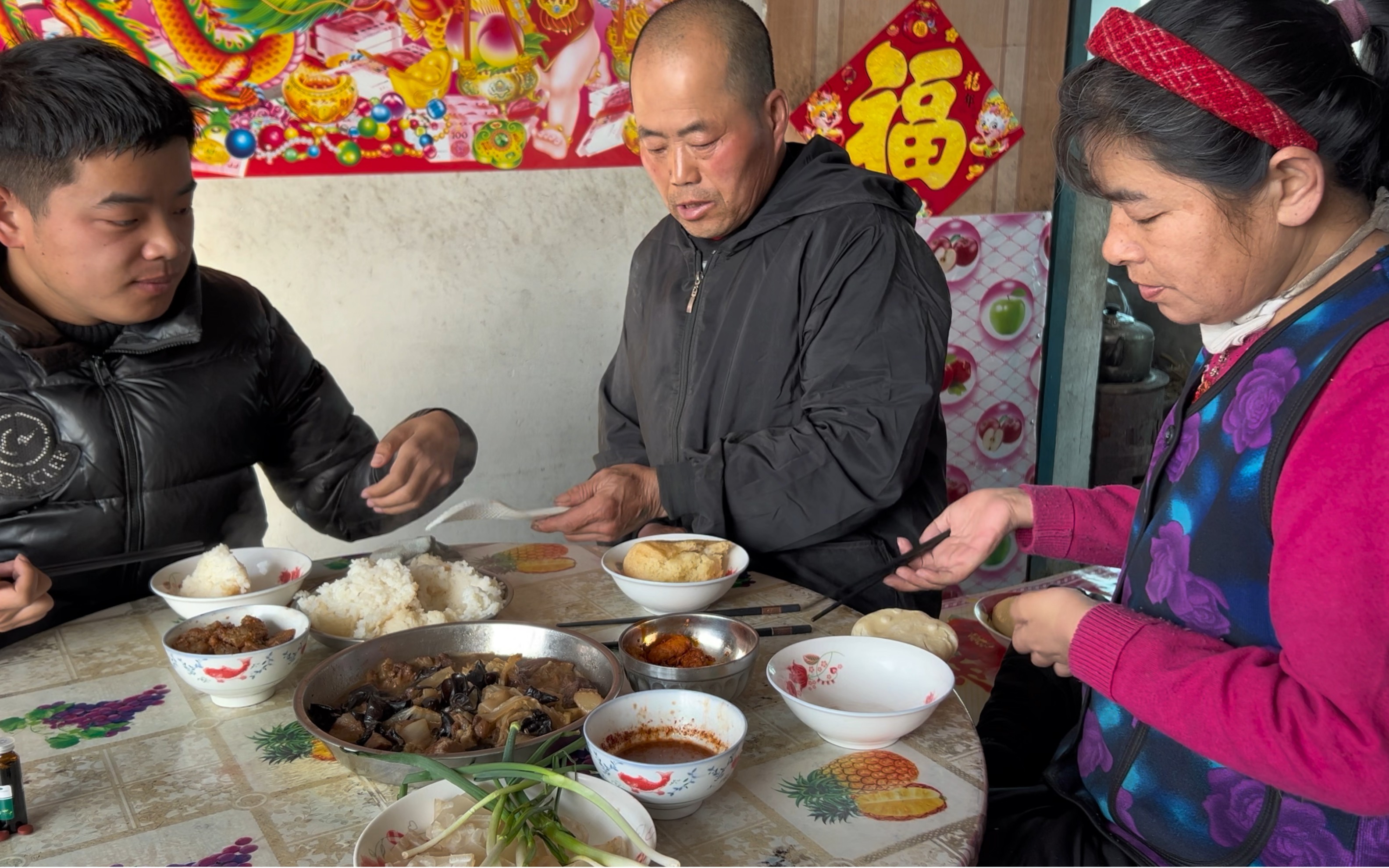 老弱病残的一家人，七十多岁的姥姥和姥爷，还要去大地里弄柴火