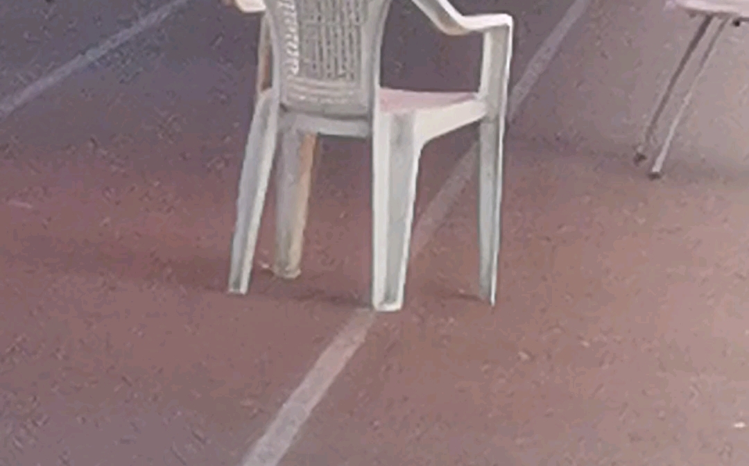 在学校里遛弯的时候突然发现了充满power的椅子