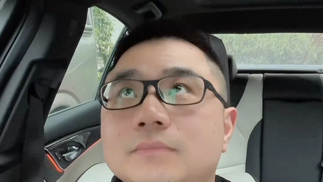 电车已经重得连上面都说了，要减重了！实在又肥又宽又厚