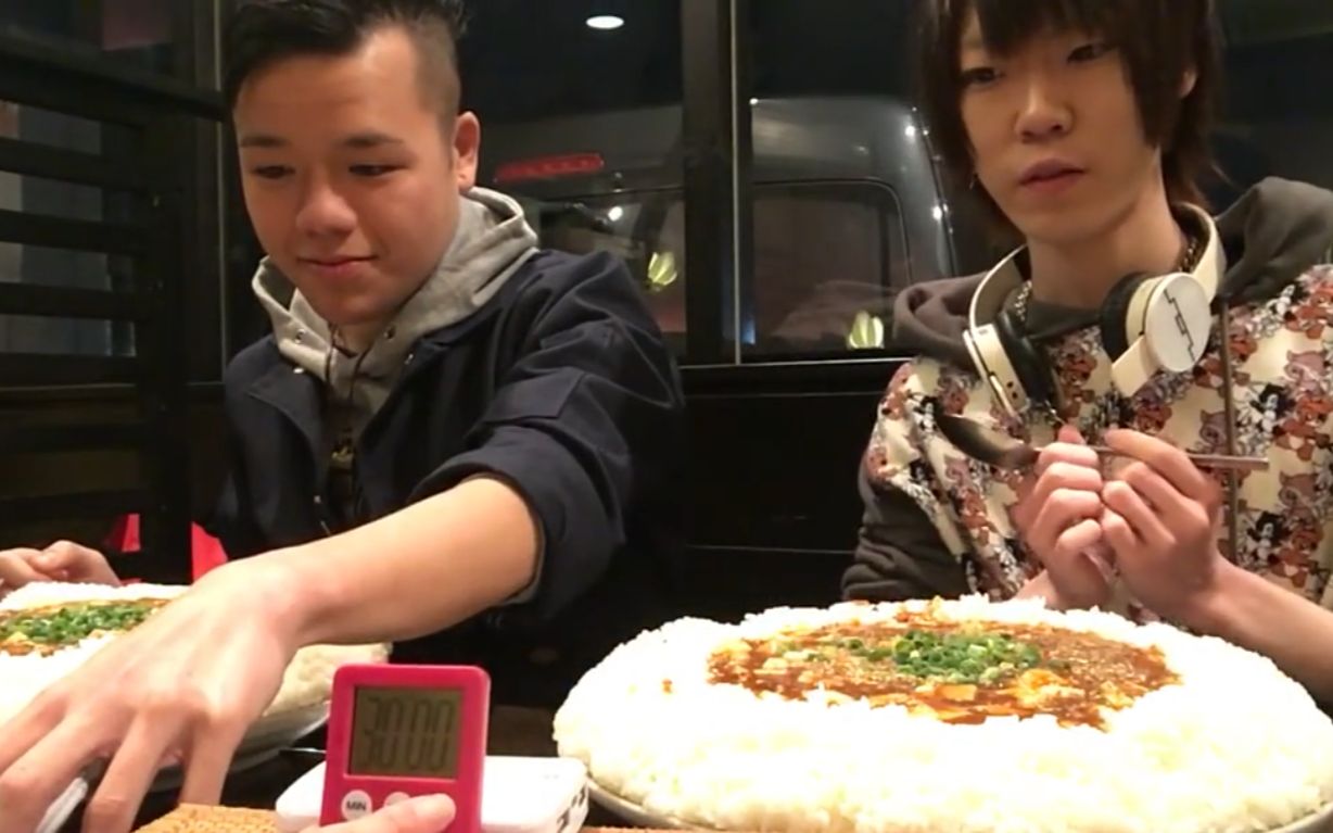 日本大胃王drac02小哥吃超大份麻婆豆腐饭